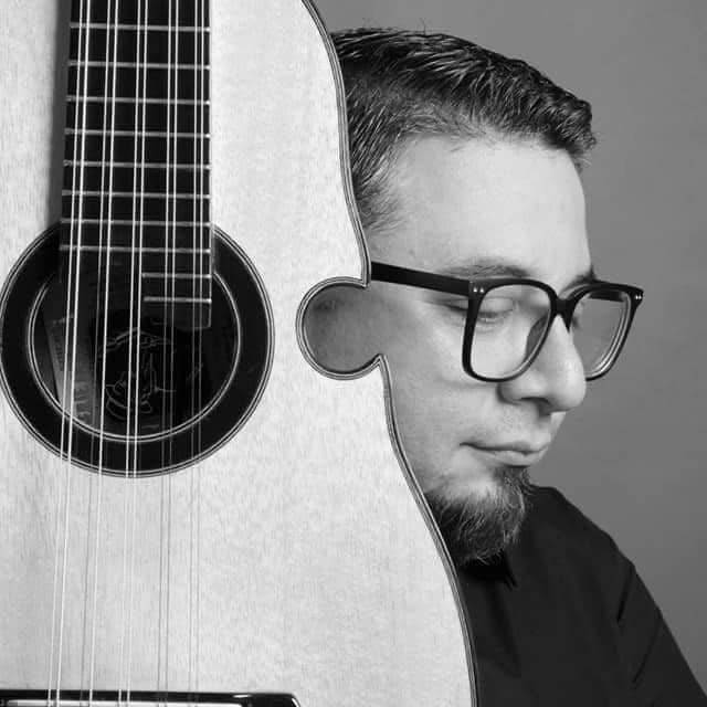 Quique Domenech — Portrait with the cuatro